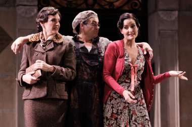 Şarkıcılar 16 Kasım 2024 'te İspanya' nın Madrid kentindeki Zarzuela Tiyatrosu 'nda sahnelenen LA DEL MANOJO DE ROSAS operasının temsili sırasında konser verirler..