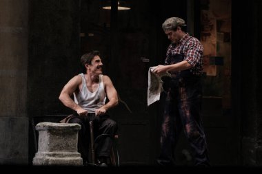 Şarkıcılar 16 Kasım 2024 'te İspanya' nın Madrid kentindeki Zarzuela Tiyatrosu 'nda sahnelenen LA DEL MANOJO DE ROSAS operasının temsili sırasında konser verirler..