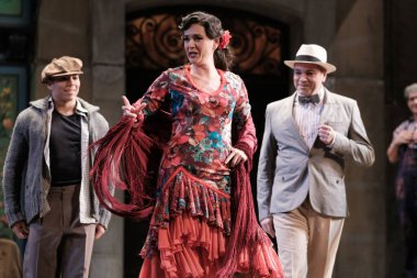 Şarkıcılar 16 Kasım 2024 'te İspanya' nın Madrid kentindeki Zarzuela Tiyatrosu 'nda sahnelenen LA DEL MANOJO DE ROSAS operasının temsili sırasında konser verirler..