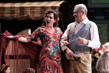 Şarkıcılar 16 Kasım 2024 'te İspanya' nın Madrid kentindeki Zarzuela Tiyatrosu 'nda sahnelenen LA DEL MANOJO DE ROSAS operasının temsili sırasında konser verirler..