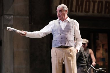 Şarkıcılar 16 Kasım 2024 'te İspanya' nın Madrid kentindeki Zarzuela Tiyatrosu 'nda sahnelenen LA DEL MANOJO DE ROSAS operasının temsili sırasında konser verirler..