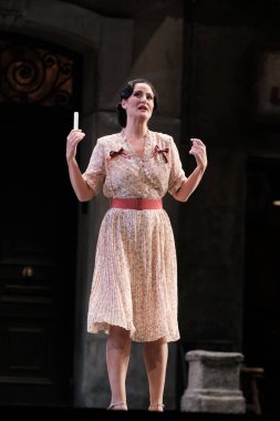 Şarkıcılar 16 Kasım 2024 'te İspanya' nın Madrid kentindeki Zarzuela Tiyatrosu 'nda sahnelenen LA DEL MANOJO DE ROSAS operasının temsili sırasında konser verirler..