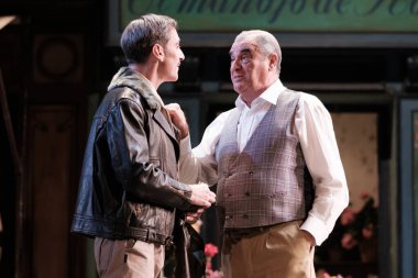 Şarkıcılar 16 Kasım 2024 'te İspanya' nın Madrid kentindeki Zarzuela Tiyatrosu 'nda sahnelenen LA DEL MANOJO DE ROSAS operasının temsili sırasında konser verirler..