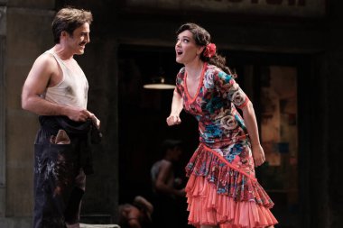 Şarkıcılar 16 Kasım 2024 'te İspanya' nın Madrid kentindeki Zarzuela Tiyatrosu 'nda sahnelenen LA DEL MANOJO DE ROSAS operasının temsili sırasında konser verirler..