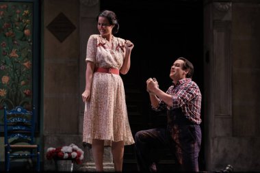 Şarkıcılar 16 Kasım 2024 'te İspanya' nın Madrid kentindeki Zarzuela Tiyatrosu 'nda sahnelenen LA DEL MANOJO DE ROSAS operasının temsili sırasında konser verirler..