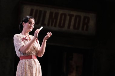 Şarkıcılar 16 Kasım 2024 'te İspanya' nın Madrid kentindeki Zarzuela Tiyatrosu 'nda sahnelenen LA DEL MANOJO DE ROSAS operasının temsili sırasında konser verirler..