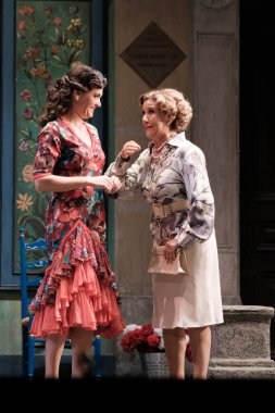 Şarkıcılar 16 Kasım 2024 'te İspanya' nın Madrid kentindeki Zarzuela Tiyatrosu 'nda sahnelenen LA DEL MANOJO DE ROSAS operasının temsili sırasında konser verirler..