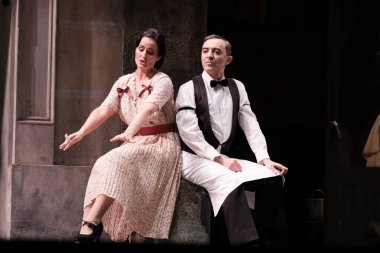 Şarkıcılar 16 Kasım 2024 'te İspanya' nın Madrid kentindeki Zarzuela Tiyatrosu 'nda sahnelenen LA DEL MANOJO DE ROSAS operasının temsili sırasında konser verirler..