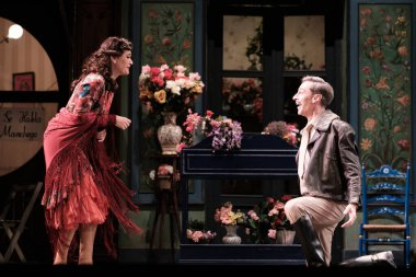 Şarkıcılar 16 Kasım 2024 'te İspanya' nın Madrid kentindeki Zarzuela Tiyatrosu 'nda sahnelenen LA DEL MANOJO DE ROSAS operasının temsili sırasında konser verirler..