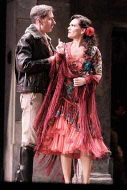 Şarkıcılar 16 Kasım 2024 'te İspanya' nın Madrid kentindeki Zarzuela Tiyatrosu 'nda sahnelenen LA DEL MANOJO DE ROSAS operasının temsili sırasında konser verirler..