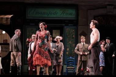 Şarkıcılar 16 Kasım 2024 'te İspanya' nın Madrid kentindeki Zarzuela Tiyatrosu 'nda sahnelenen LA DEL MANOJO DE ROSAS operasının temsili sırasında konser verirler..