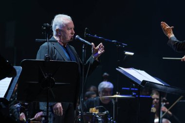 Şarkıcı ve söz yazarı Victor Manuel, senfonik turnesinin son konseri sırasında, 16 Kasım 2024 'te İspanya' nın Madrid kentinde, Teatro Real 'de.