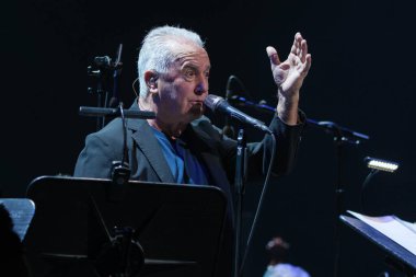Şarkıcı ve söz yazarı Victor Manuel, senfonik turnesinin son konseri sırasında, 16 Kasım 2024 'te İspanya' nın Madrid kentinde, Teatro Real 'de.