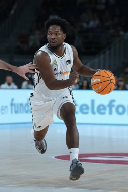Real Madrid 'den Hugo Gonzalez 17 Kasım 2024 tarihinde İspanya' da WiZink Center 'da Real Madrid ve Lleida arasında oynanan Liga Endesa maçı sırasında