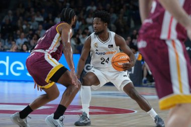 Real Madrid 'den Hugo Gonzalez 17 Kasım 2024 tarihinde İspanya' da WiZink Center 'da Real Madrid ve Lleida arasında oynanan Liga Endesa maçı sırasında