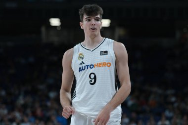 Real Madrid 'den Hugo Gonzalez 17 Kasım 2024 tarihinde İspanya' da WiZink Center 'da Real Madrid ve Lleida arasında oynanan Liga Endesa maçı sırasında