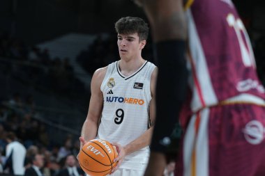 Real Madrid 'den Hugo Gonzalez 17 Kasım 2024 tarihinde İspanya' da WiZink Center 'da Real Madrid ve Lleida arasında oynanan Liga Endesa maçı sırasında