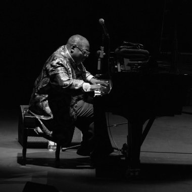 Cyrus Chestnut 17 Kasım 2024 'te İspanya' da Conde Duque 'daki JAZZMADRID konserinde sahne almaktadır.