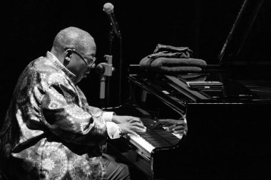 Cyrus Chestnut 17 Kasım 2024 'te İspanya' da Conde Duque 'daki JAZZMADRID konserinde sahne almaktadır.