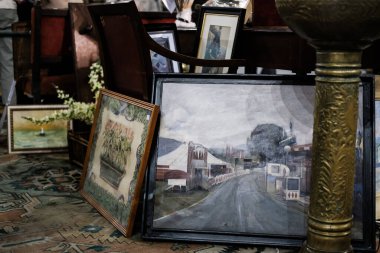 17 Kasım 2024 'te İspanya' da, Madrid 'de, Nuevo Futuro bit pazarının yiyecek, kumaş ve giyecek gibi her türlü ürünü sunan tezgahlarına bakın.