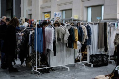 17 Kasım 2024 'te İspanya' da, Madrid 'de, Nuevo Futuro bit pazarının yiyecek, kumaş ve giyecek gibi her türlü ürünü sunan tezgahlarına bakın.