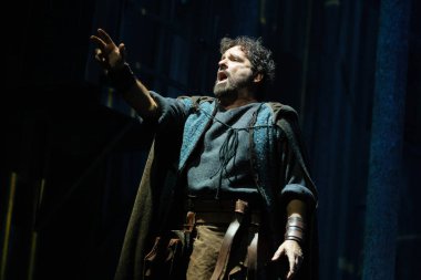 İngiliz yazar Ken Follett, 19 Kasım 2024 tarihinde İspanya 'nın Madrid kentinde bulunan Teatro EDP Gran Va' da 