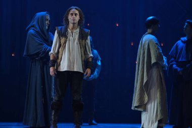 İngiliz yazar Ken Follett, 19 Kasım 2024 tarihinde İspanya 'nın Madrid kentinde bulunan Teatro EDP Gran Va' da 