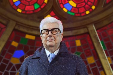 İngiliz yazar Ken Follett, 19 Kasım 2024 tarihinde İspanya 'nın Madrid kentinde bulunan Teatro EDP Gran Va' da 