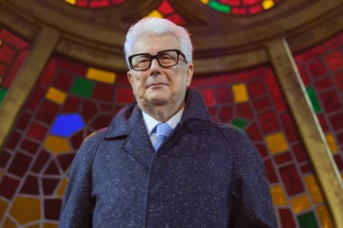 İngiliz yazar Ken Follett, 19 Kasım 2024 tarihinde İspanya 'nın Madrid kentinde bulunan Teatro EDP Gran Va' da 