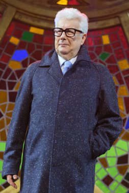 İngiliz yazar Ken Follett, 19 Kasım 2024 tarihinde İspanya 'nın Madrid kentinde bulunan Teatro EDP Gran Va' da 