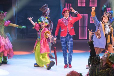 Oyuncular 20 Kasım 2024 'te İspanya' nın Madrid şehrinde bulunan Price 'da Noel sirkinin fotoğraf çekimi sırasında gösteri yaptılar..