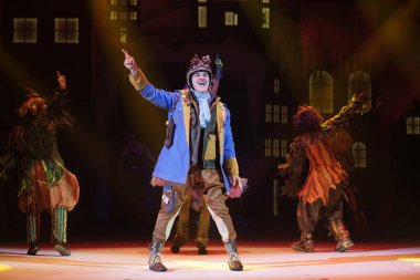 Oyuncular 20 Kasım 2024 'te İspanya' nın Madrid şehrinde bulunan Price 'da Noel sirkinin fotoğraf çekimi sırasında gösteri yaptılar..