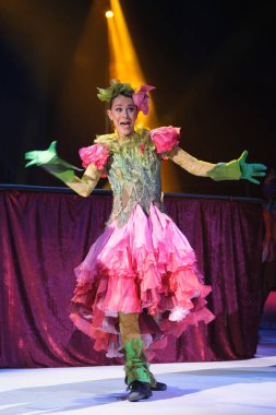 Oyuncular 20 Kasım 2024 'te İspanya' nın Madrid şehrinde bulunan Price 'da Noel sirkinin fotoğraf çekimi sırasında gösteri yaptılar..