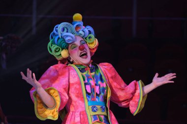 Oyuncular 20 Kasım 2024 'te İspanya' nın Madrid şehrinde bulunan Price 'da Noel sirkinin fotoğraf çekimi sırasında gösteri yaptılar..