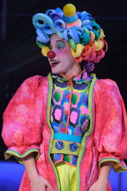 Oyuncular 20 Kasım 2024 'te İspanya' nın Madrid şehrinde bulunan Price 'da Noel sirkinin fotoğraf çekimi sırasında gösteri yaptılar..