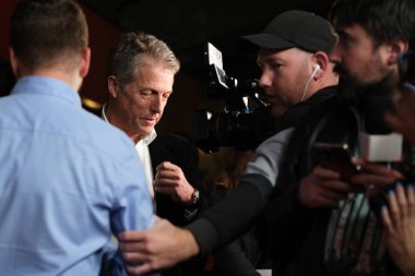 İngiliz aktör Hugh Grant 21 Kasım 2024 tarihinde İspanya 'nın Madrid kentinde Kiniopolis sinemasında kafirlerin galası için yapılan fotoçağrıya katıldı.