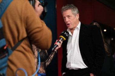 İngiliz aktör Hugh Grant 21 Kasım 2024 tarihinde İspanya 'nın Madrid kentinde Kiniopolis sinemasında kafirlerin galası için yapılan fotoçağrıya katıldı.
