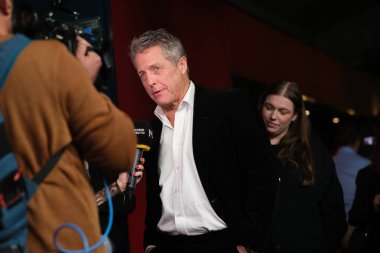 İngiliz aktör Hugh Grant 21 Kasım 2024 tarihinde İspanya 'nın Madrid kentinde Kiniopolis sinemasında kafirlerin galası için yapılan fotoçağrıya katıldı.