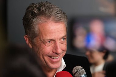 İngiliz aktör Hugh Grant 21 Kasım 2024 tarihinde İspanya 'nın Madrid kentinde Kiniopolis sinemasında kafirlerin galası için yapılan fotoçağrıya katıldı.