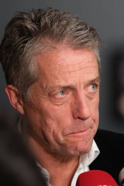 İngiliz aktör Hugh Grant 21 Kasım 2024 tarihinde İspanya 'nın Madrid kentinde Kiniopolis sinemasında kafirlerin galası için yapılan fotoçağrıya katıldı.