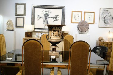 Feria Arte 2024 'te sergilenen dekoratif öğeler, bir antika, sanat galerisi ve IFEM IFEMA, Madrid, 24 Kasım İspanya' da sergi etkinliği.