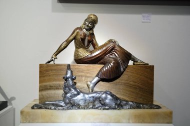 Feria Arte 2024 'te sergilenen dekoratif öğeler, bir antika, sanat galerisi ve IFEM IFEMA, Madrid, 24 Kasım İspanya' da sergi etkinliği.