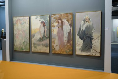 Feria Arte 2024 'te sergilenen dekoratif öğeler, bir antika, sanat galerisi ve IFEM IFEMA, Madrid, 24 Kasım İspanya' da sergi etkinliği.