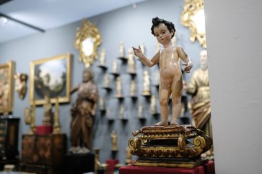 Feria Arte 2024 'te sergilenen dekoratif öğeler, bir antika, sanat galerisi ve IFEM IFEMA, Madrid, 24 Kasım İspanya' da sergi etkinliği.