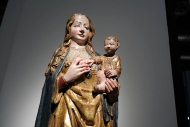 Feria Arte 2024 'te sergilenen dekoratif öğeler, bir antika, sanat galerisi ve IFEM IFEMA, Madrid, 24 Kasım İspanya' da sergi etkinliği.