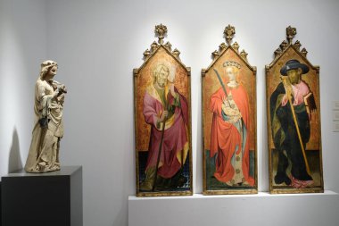 Feria Arte 2024 'te sergilenen dekoratif öğeler, bir antika, sanat galerisi ve IFEM IFEMA, Madrid, 24 Kasım İspanya' da sergi etkinliği.