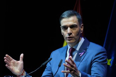 Devlet Başkanı Pedro Sanchez, 25 Kasım 2024 'te İspanya' nın Madrid kentinde bulunan Teatro Pavon 'da kadınlara yönelik şiddeti ortadan kaldırma töreninde...