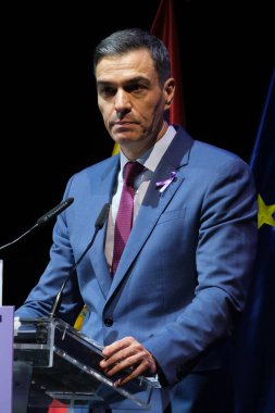 Devlet Başkanı Pedro Sanchez, 25 Kasım 2024 'te İspanya' nın Madrid kentinde bulunan Teatro Pavon 'da kadınlara yönelik şiddeti ortadan kaldırma töreninde...