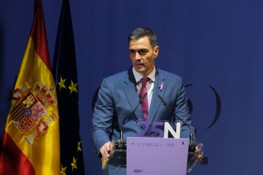 Devlet Başkanı Pedro Sanchez, 25 Kasım 2024 'te İspanya' nın Madrid kentinde bulunan Teatro Pavon 'da kadınlara yönelik şiddeti ortadan kaldırma töreninde...