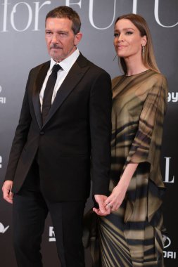 Antonio Banderas ve Nicole Kimbel, 27 Kasım 2019 'da İspanya' da, Madrid 'deki Four Seasons otelinin ELLE For FUTURE fotoğraf çekiminde birlikte poz verdiler.